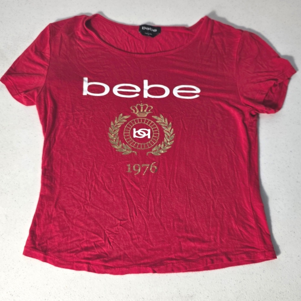 Bebe Red Graphic T-Shirt Short Sleeve Gold Crest Logo 1976 Scoop Neck Medium